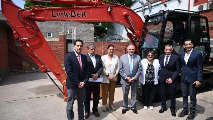 Jaldo entregó equipamiento a Recursos Hídricos y Medio Ambiente por cerca de $400 millones