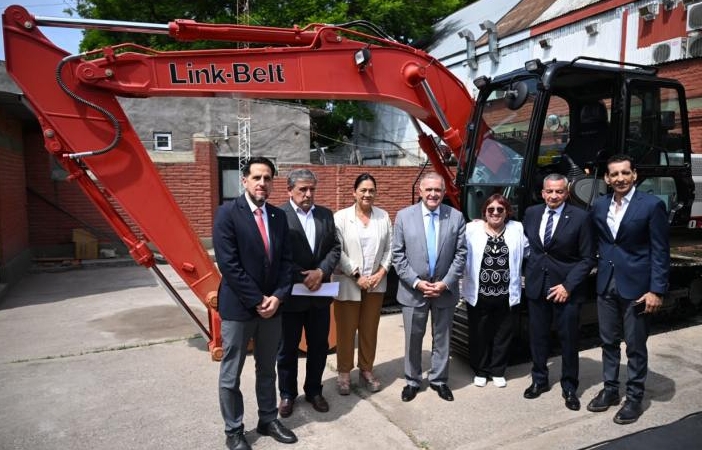 Jaldo entregó equipamiento a Recursos Hídricos y Medio Ambiente por cerca de $400 millones