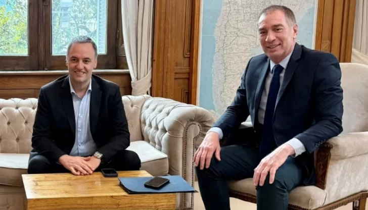 Milei divide Turismo y Deportes y lo reparten entre Adorni y Santilli