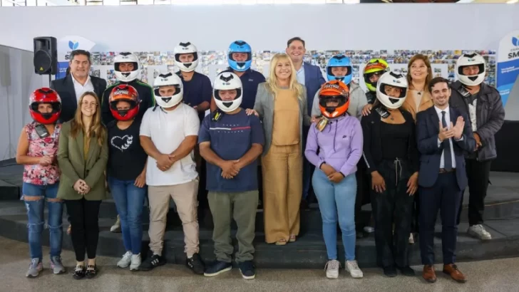 El Municipio refuerza la seguridad vial en el ámbito escolar con una nueva entrega de cascos