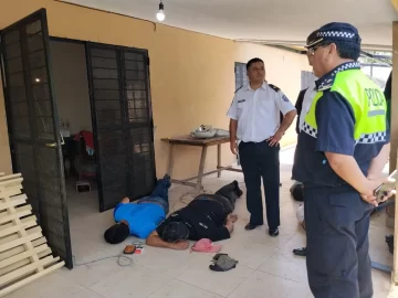Tras una denuncia, apartan a dos efectivos policiales y detienen a cuatro personas en El Cadillal