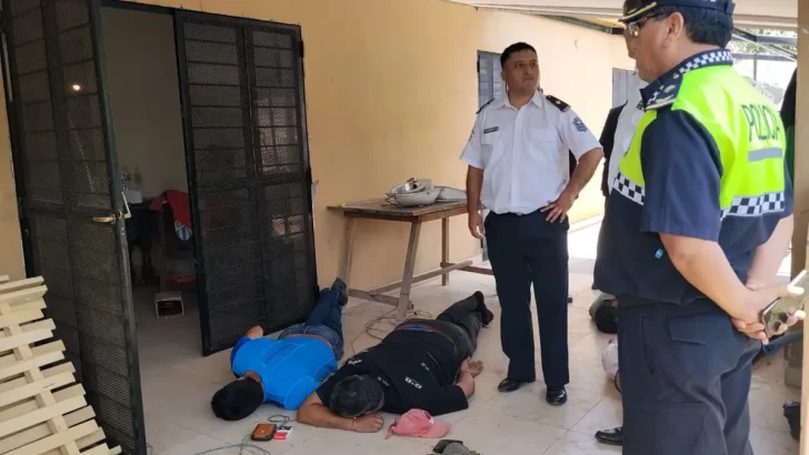 Tras una denuncia, apartan a dos efectivos policiales y detienen a cuatro personas en El Cadillal