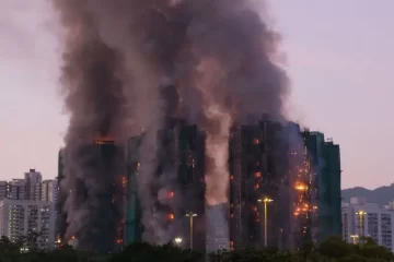 Al menos 36 personas fallecieron en un incendio que afecta varios rascacielos en Hong Kong