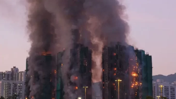 Al menos 36 personas fallecieron en un incendio que afecta varios rascacielos en Hong Kong