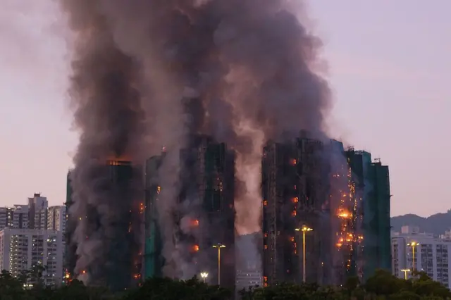 Al menos 36 personas fallecieron en un incendio que afecta varios rascacielos en Hong Kong