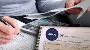 Reforma tributaria: el Gobierno evalúa eliminar el Monotributo y bajar el piso de Ganancias