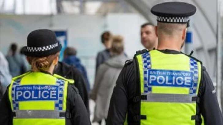 Ataque a cuchillazos en un tren a Londres dejó varios heridos, algunos en estado crítico