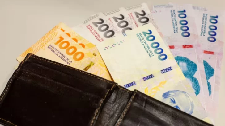 Docentes privados y policías retirados también recibirán un bono