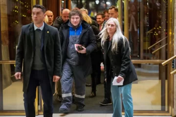 Milei llegó a Noruega para el Nobel de la Paz vestido con el mameluco de YPF Milei llegó a Noruega para el Nobel de la Paz vestido con el mameluco de YPF