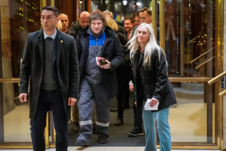 Milei llegó a Noruega para el Nobel de la Paz vestido con el mameluco de YPF Milei llegó a Noruega para el Nobel de la Paz vestido con el mameluco de YPF