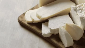 Detectaron una bacteria potencialmente peligrosa en un queso de primera marca