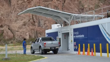 Cómo son las estaciones de servicio móviles para cargar nafta que habilitó el Gobierno en Argentina