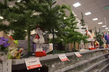 Los preparativos navideños llegan con subas de hasta 30% en arbolitos y decoración