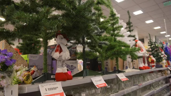 Los preparativos navideños llegan con subas de hasta 30% en arbolitos y decoración