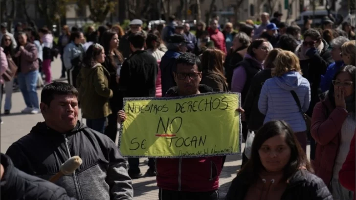 Gasto público nacional: cayó la inversión en salud, ciencia, educación, rutas y niñez pero subió para la Side Gasto público nacional: cayó la inversión en salud, ciencia, educación, rutas y niñez pero subió para la Side