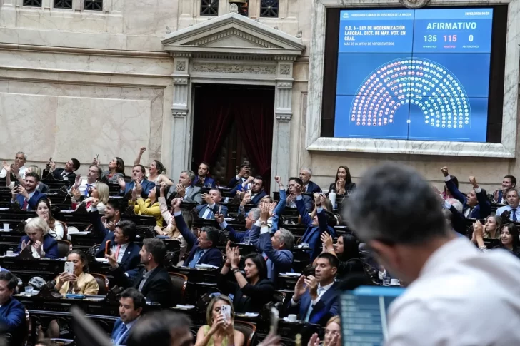 El oficialismo aprobó en Diputados la reforma laboral en una sesión tensa El oficialismo aprobó en Diputados la reforma laboral en una sesión tensa