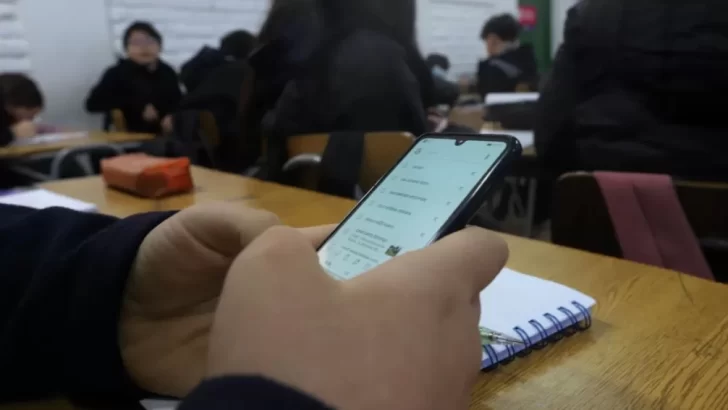 Un colegio prohibirá el uso de celulares para reforzar el aprendizaje y la educación socioemocional Un colegio prohibirá el uso de celulares para reforzar el aprendizaje y la educación socioemocional