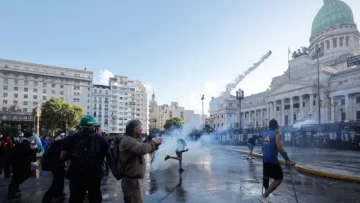 Otra vez hubo incidentes frente al Congreso contra la reforma laboral: camiones hidrantes, gases lacrimógenos y detenidos Otra vez hubo incidentes frente al Congreso contra la reforma laboral: camiones hidrantes, gases lacrimógenos y detenidos