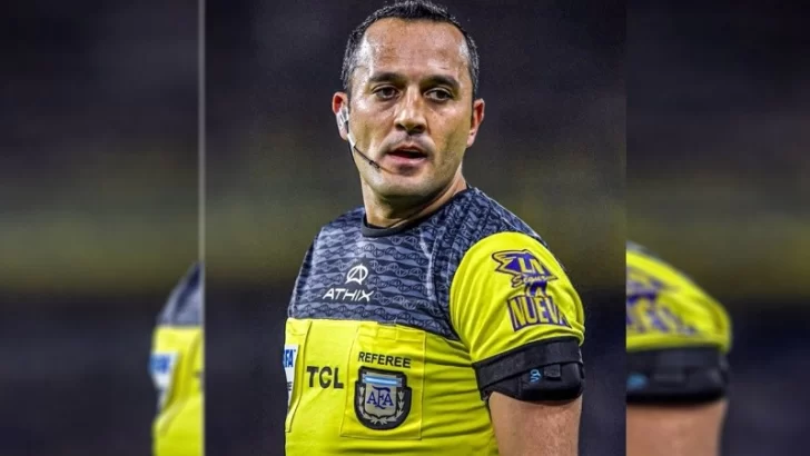 Escándalo entre Atlético Tucumán y el árbitro Espinoza por un polémico penal y por firmar autógrafos y regalar sus tarjetas a hinchas de Instituto Escándalo entre Atlético Tucumán y el árbitro Espinoza por un polémico penal y por firmar autógrafos y regalar sus tarjetas a hinchas de Instituto