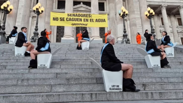 Forcejeos y detenciones por una protesta de Greenpeace contra la reforma de la ley de glaciares Forcejeos y detenciones por una protesta de Greenpeace contra la reforma de la ley de glaciares