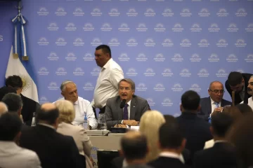 Tras una jornada de tensión y protestas, continúa hoy la audiencia clave por la Ley de Glaciares en Diputados Tras una jornada de tensión y protestas, continúa hoy la audiencia clave por la Ley de Glaciares en Diputados