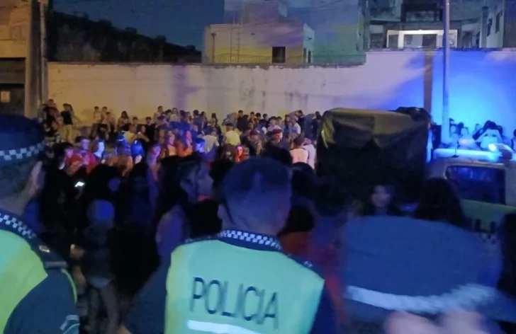 La Policía secuestró cuatro colectivos en El Cadillal y clausuró dos locales La Policía secuestró cuatro colectivos en El Cadillal y clausuró dos locales