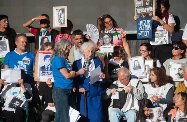 Miles de personas llenaron la Plaza de Mayo a 50 años del golpe militar ...