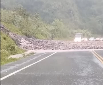 La lluvia provocó anegamientos en varios tramos de la ruta a los Valles La lluvia provocó anegamientos en varios tramos de la ruta a los Valles