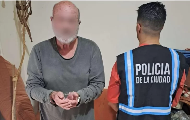Grabaron y denunciaron a un hombre que disparaba con un rifle de aire comprimido desde su balcón Grabaron y denunciaron a un hombre que disparaba con un rifle de aire comprimido desde su balcón