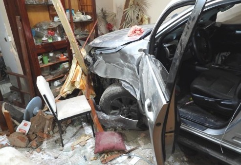 Un sujeto fue acusado de intentar matar a su pareja estrellando su camioneta contra una propiedad Un sujeto fue acusado de intentar matar a su pareja estrellando su camioneta contra una propiedad