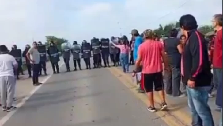 Protesta por inundaciones en La Madrid terminó con fuerte intervención policial Protesta por inundaciones en La Madrid terminó con fuerte intervención policial