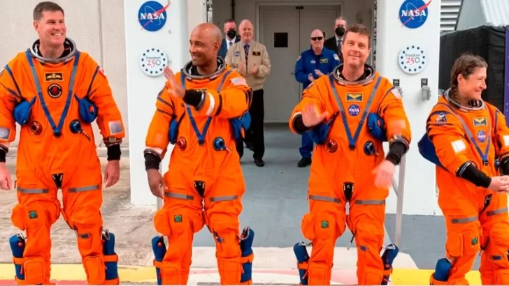 Misión Artemis II: los cuatro astronautas realizaron el clásico saludo antes de abordar el cohete Misión Artemis II: los cuatro astronautas realizaron el clásico saludo antes de abordar el cohete