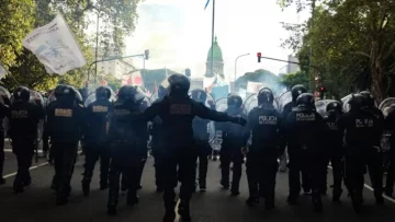 Enfrentamientos entre manifestantes y la Policía en las inmediaciones del Congreso Enfrentamientos entre manifestantes y la Policía en las inmediaciones del Congreso