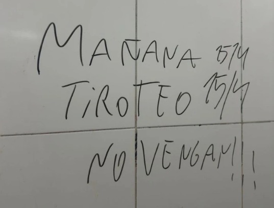 El escalofriante mensaje oculto en los baños que encendió la alerta por tiroteos en dos colegios tucumanos El escalofriante mensaje oculto en los baños que encendió la alerta por tiroteos en dos colegios tucumanos