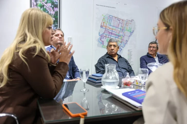 Funcionarios municipales mantuvieron una reunión con representantes de choferes de colectivos Funcionarios municipales mantuvieron una reunión con representantes de choferes de colectivos