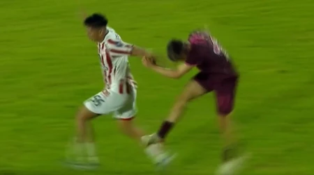 La escandalosa patada de atrás de Besozzi en la eliminación de Lanús La escandalosa patada de atrás de Besozzi en la eliminación de Lanús