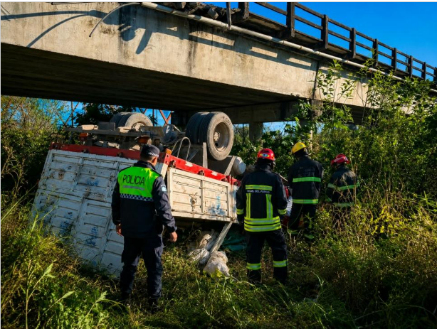 Rescataron al conductor de un camión que cayó al vacío en el puente de Río Seco Rescataron al conductor de un camión que cayó al vacío en el puente de Río Seco