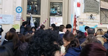 Los alumnos de la Escuela Normal lograron un compromiso oficial Los alumnos de la Escuela Normal lograron un compromiso oficial