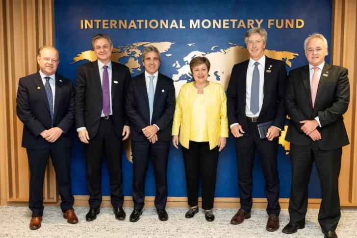 El FMI aprobó la revisión del acuerdo con la Argentina y destraba el desembolso de USD 1.000 millones El FMI aprobó la revisión del acuerdo con la Argentina y destraba el desembolso de USD 1.000 millones