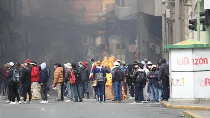 Bolivia: enfrentamientos y máxima tensión por el pedido de renuncia al presidente Rodrigo Paz Bolivia: enfrentamientos y máxima tensión por el pedido de renuncia al presidente Rodrigo Paz