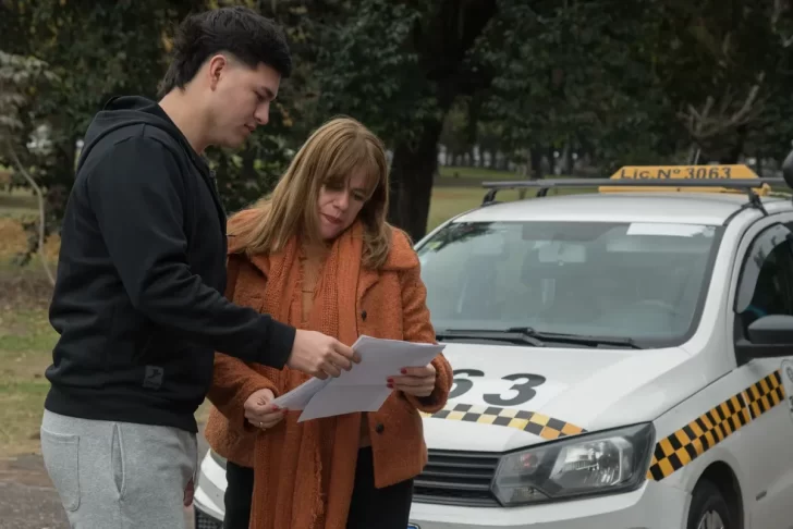 Realizan inspecciones y colocación de obleas a taxis en el Parque 9 de Julio Realizan inspecciones y colocación de obleas a taxis en el Parque 9 de Julio