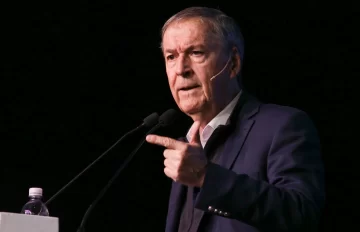 Juan Schiaretti pidió la renuncia de Manuel Adorni como jefe de Gabinete Juan Schiaretti pidió la renuncia de Manuel Adorni como jefe de Gabinete