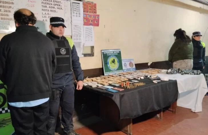 Una pareja quedó detenida por circular en un auto con drogas, dinero y municiones Una pareja quedó detenida por circular en un auto con drogas, dinero y municiones