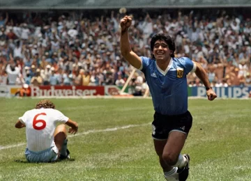A 40 años de la obra máxima de Maradona ante Inglaterra: la tarde en la que Diego tocó el cielo con las manos A 40 años de la obra máxima de Maradona ante Inglaterra: la tarde en la que Diego tocó el cielo con las manos