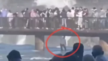 Tensión en las Cataratas del Iguazú: se le cayó el celular al agua, saltó la valla para buscarlo y lo expulsaron Tensión en las Cataratas del Iguazú: se le cayó el celular al agua, saltó la valla para buscarlo y lo expulsaron