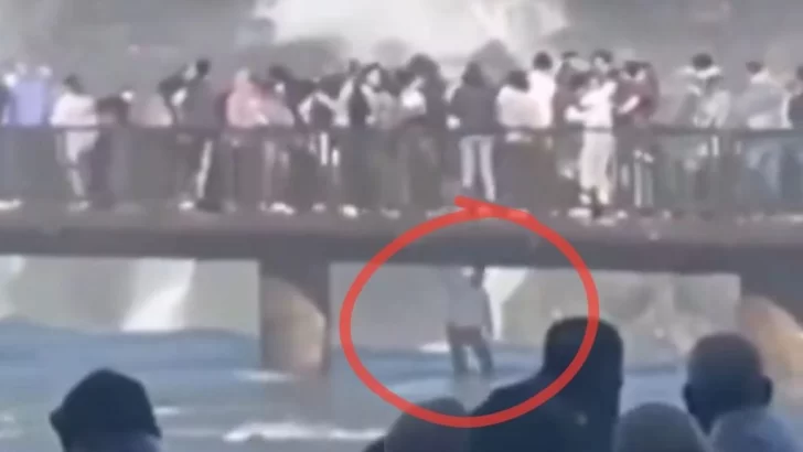 Tensión en las Cataratas del Iguazú: se le cayó el celular al agua, saltó la valla para buscarlo y lo expulsaron Tensión en las Cataratas del Iguazú: se le cayó el celular al agua, saltó la valla para buscarlo y lo expulsaron