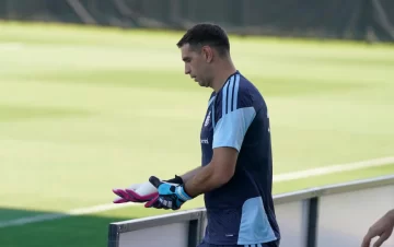 El gesto de dolor del “Dibu” Martínez en su primer entrenamiento sin vendaje El gesto de dolor del “Dibu” Martínez en su primer entrenamiento sin vendaje