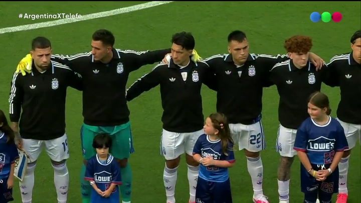 Insólito error en el amistoso de la Selección Argentina: pusieron a Los Palmeras en vez del Himno Insólito error en el amistoso de la Selección Argentina: pusieron a Los Palmeras en vez del Himno
