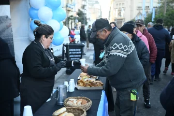 Los festejos patrios comenzaron con el tradicional chocolate frente a la Casa de Gobierno Los festejos patrios comenzaron con el tradicional chocolate frente a la Casa de Gobierno