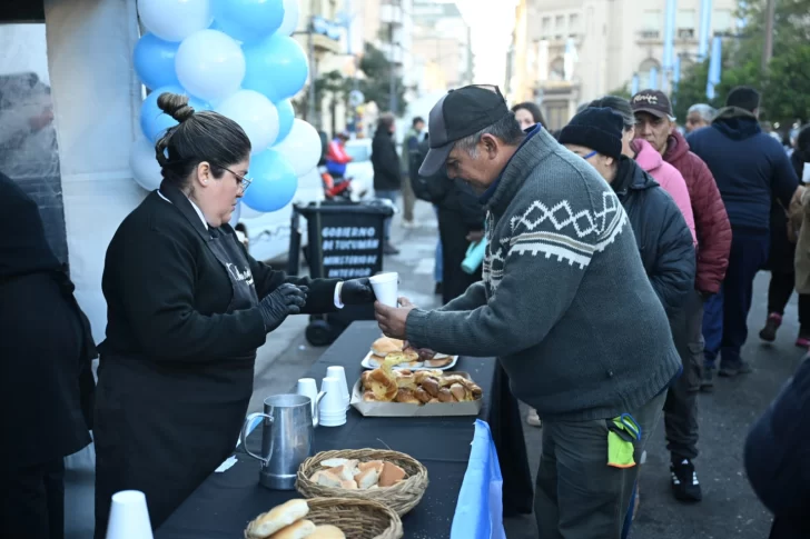 Los festejos patrios comenzaron con el tradicional chocolate frente a la Casa de Gobierno Los festejos patrios comenzaron con el tradicional chocolate frente a la Casa de Gobierno